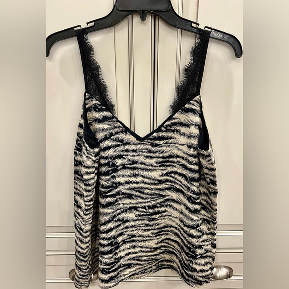 NWT EXPRESS Black & White Print Dressy Tank Camisole Sleeveless Blouse Size Med - Picture 2 of 7